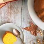 Bolo de laranja vegano fofinho e dourado servido em um prato