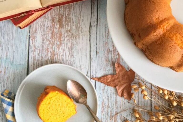 Bolo de laranja vegano fofinho e dourado servido em um prato