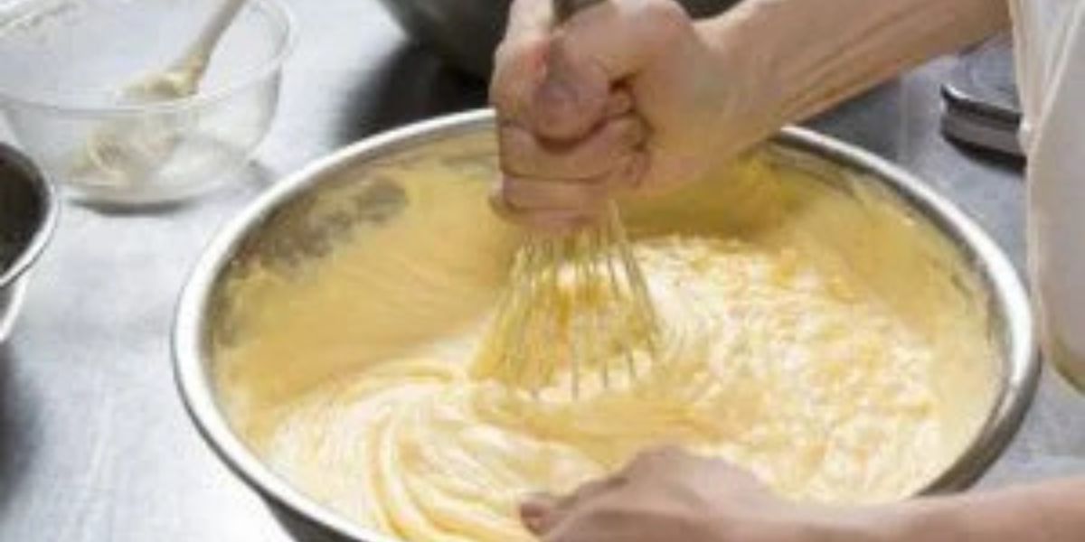 Massa de bolo de laranja vegano sendo misturada em uma tigela